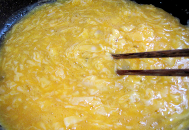 Cách làm cháo trứng bằng cháo ăn liền